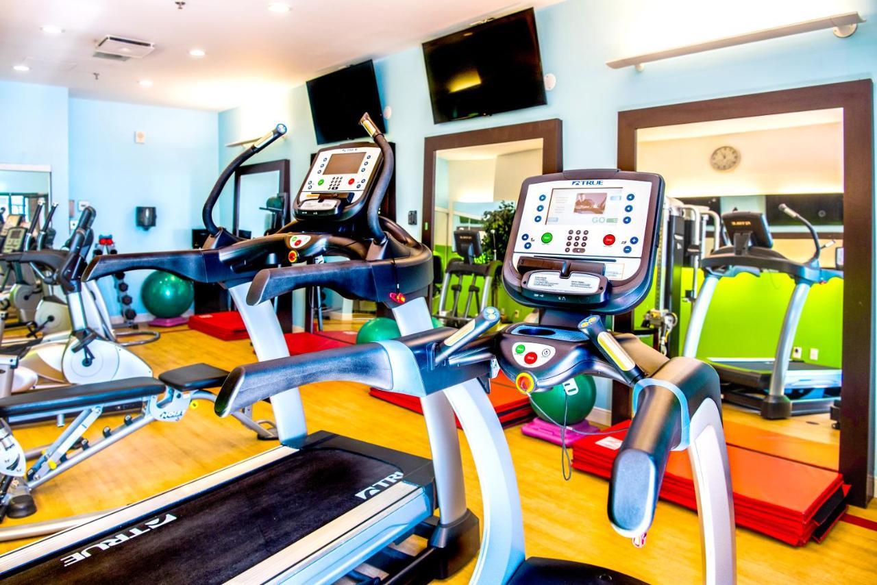 Chateau Vaudreuil Exterior foto The gym at the hotel