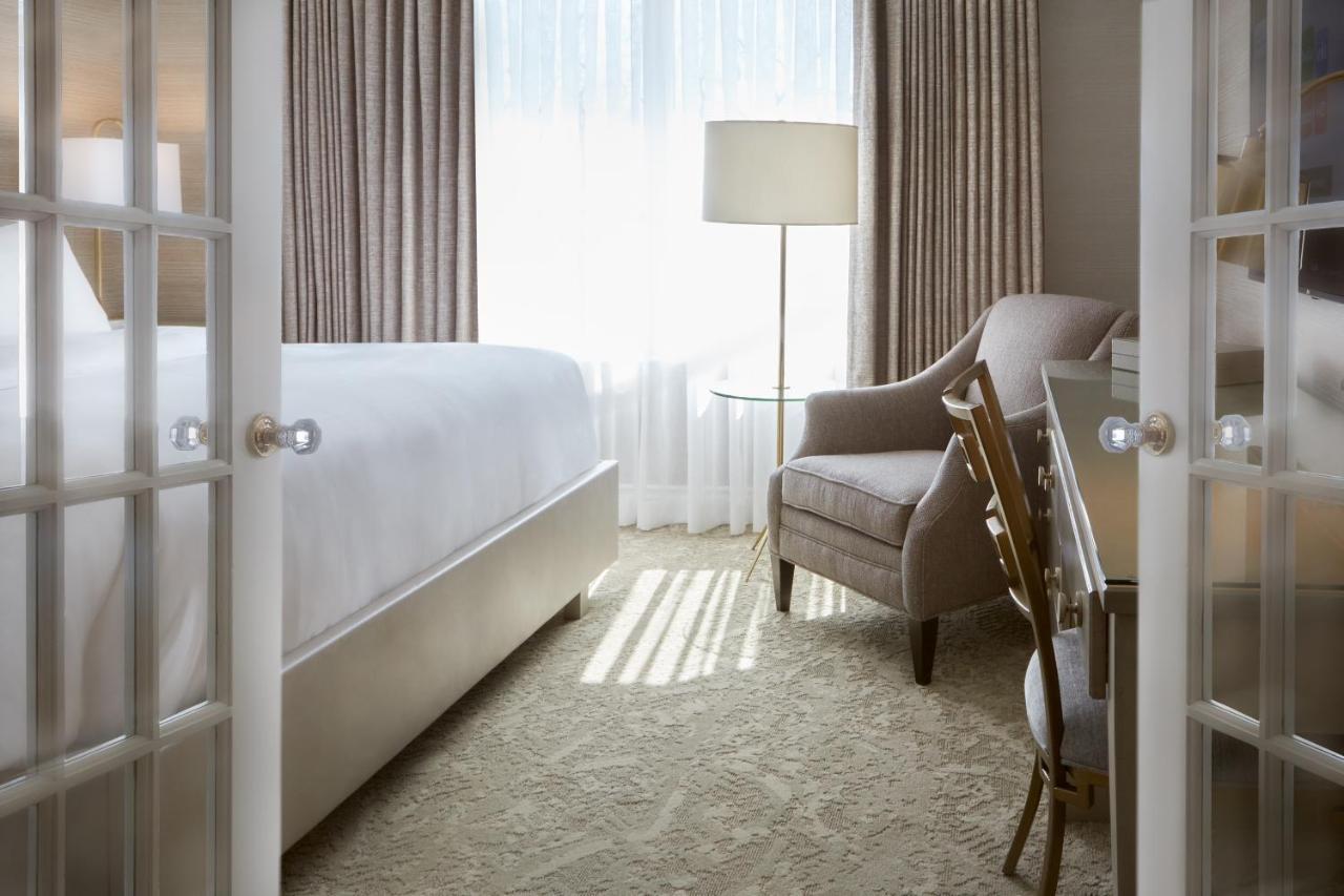 Chateau Vaudreuil Exterior foto A guest room at the Hotel Commonwealth