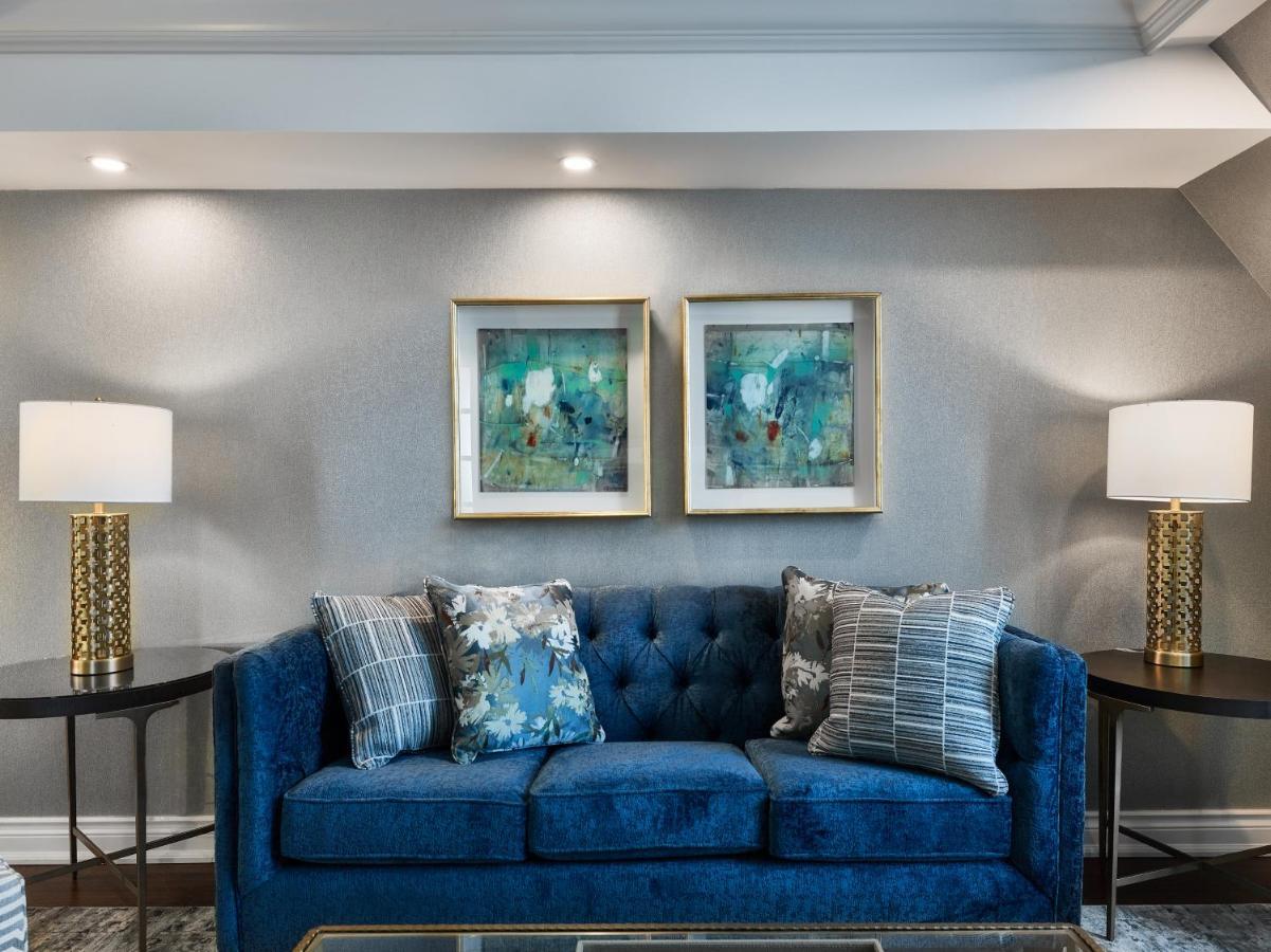 Chateau Vaudreuil Exterior foto A blue sofa
