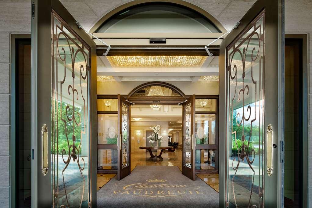 Chateau Vaudreuil Exterior foto Entrance to the hotel