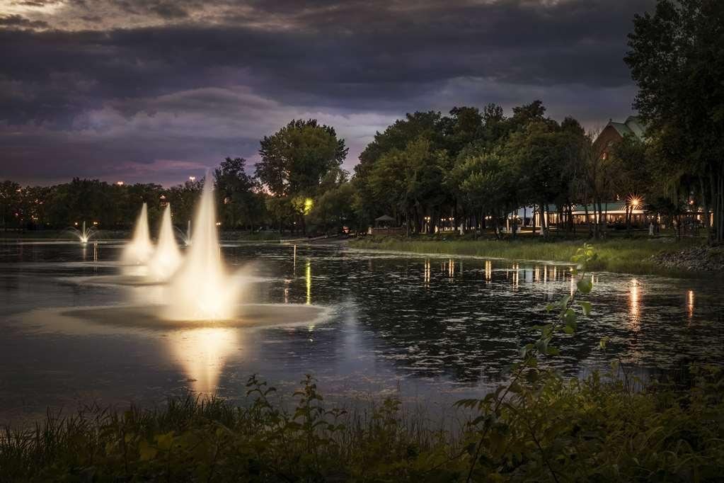 Chateau Vaudreuil Exterior foto Fountains at Lake Mirror