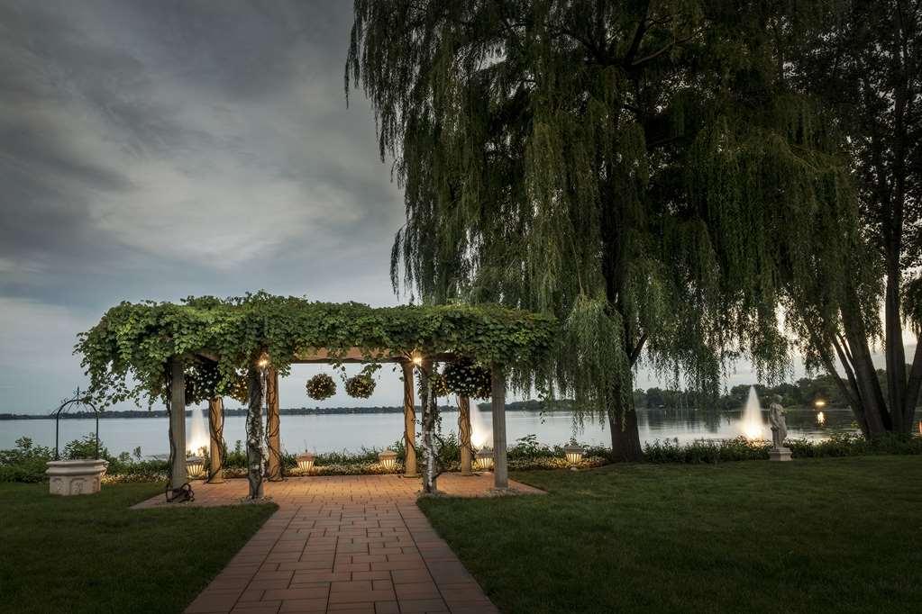Chateau Vaudreuil Exterior foto The Pergola at the Lake of the Woods