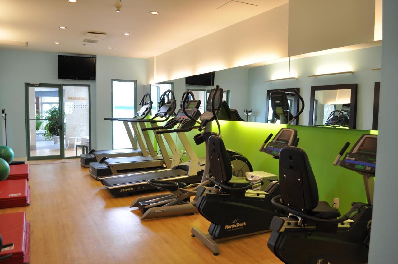 Chateau Vaudreuil Exterior foto A gym at a hotel