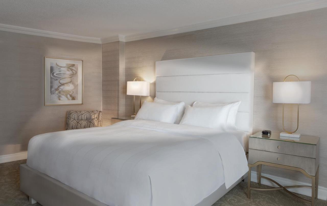 Chateau Vaudreuil Exterior foto A bedroom at The Ritz-Carlton, Boston
