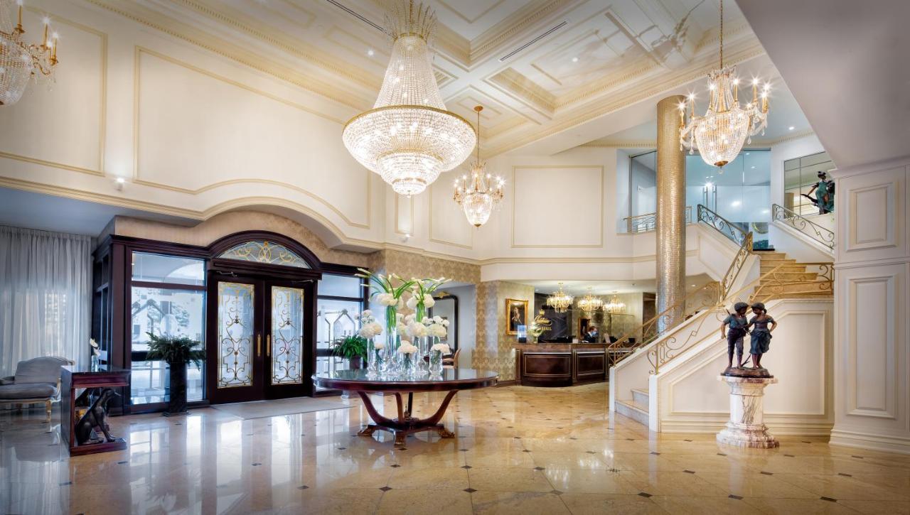 Chateau Vaudreuil Exterior foto The lobby of the Four Seasons Hotel