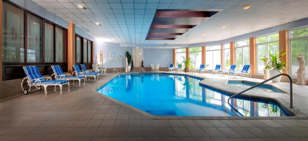 Chateau Vaudreuil Exterior foto The swimming pool at the hotel