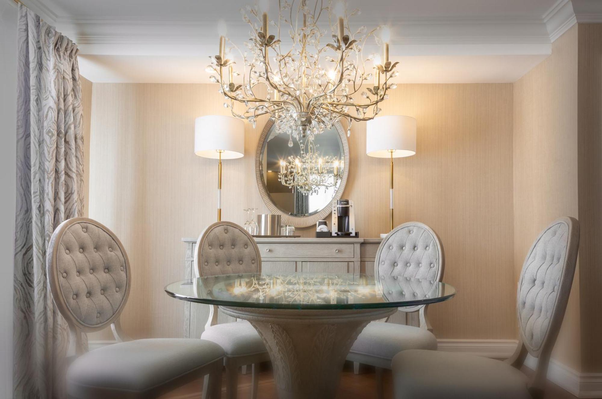 Chateau Vaudreuil Exterior foto A dining room