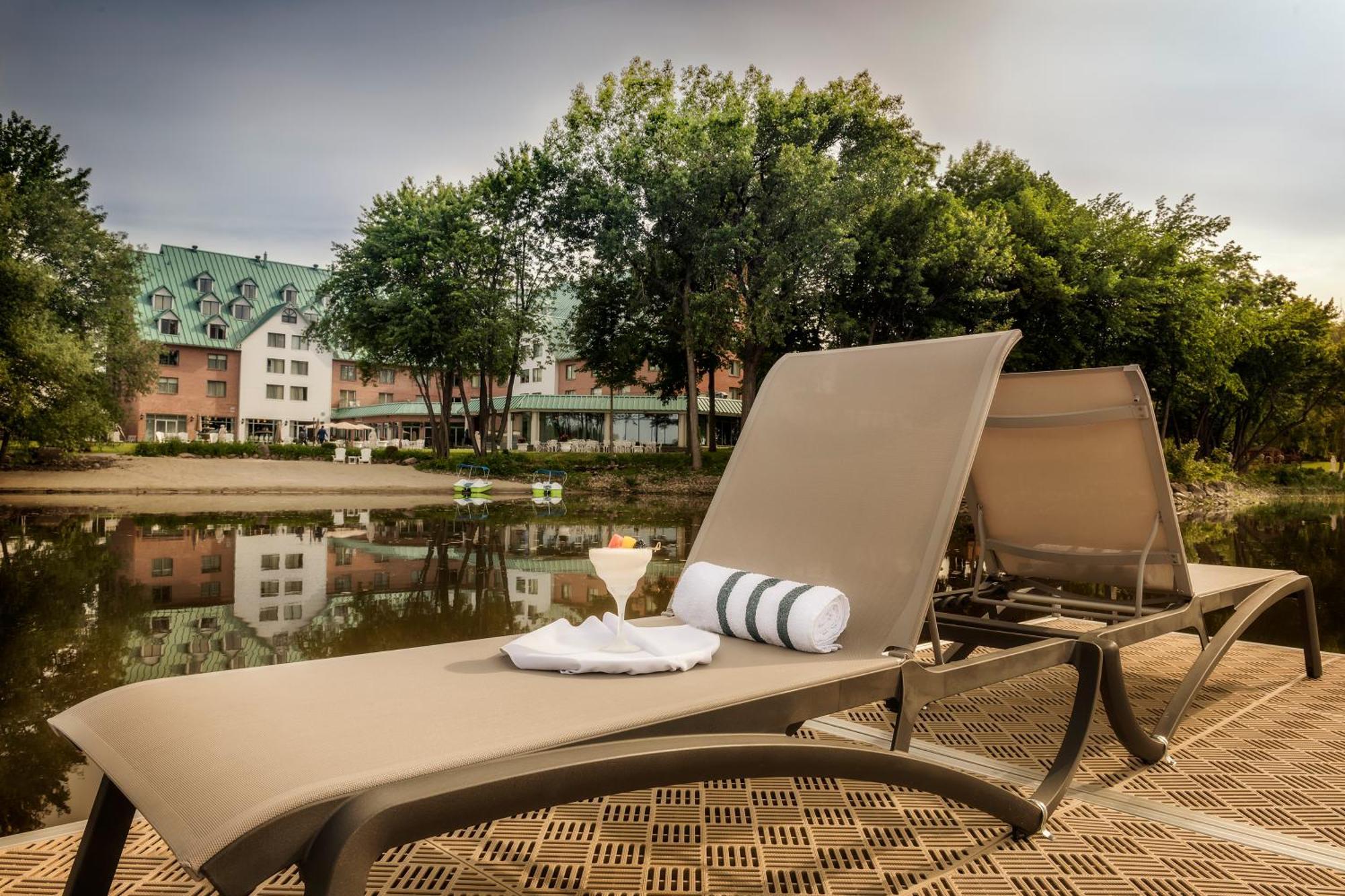 Chateau Vaudreuil Exterior foto A chaise longue