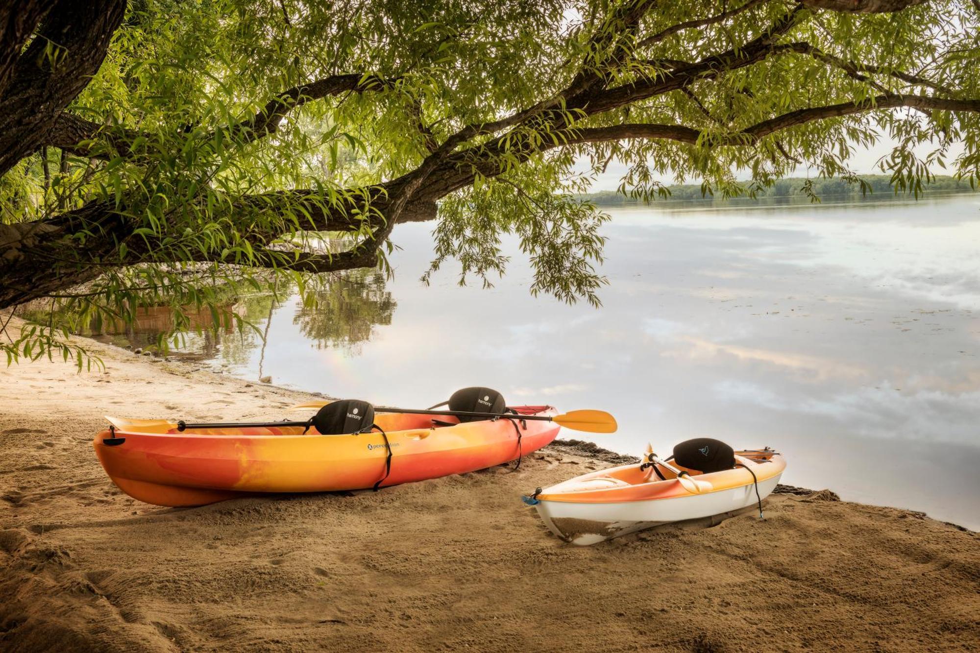 Chateau Vaudreuil Exterior foto Kayaks on the shore of Lake Waconia