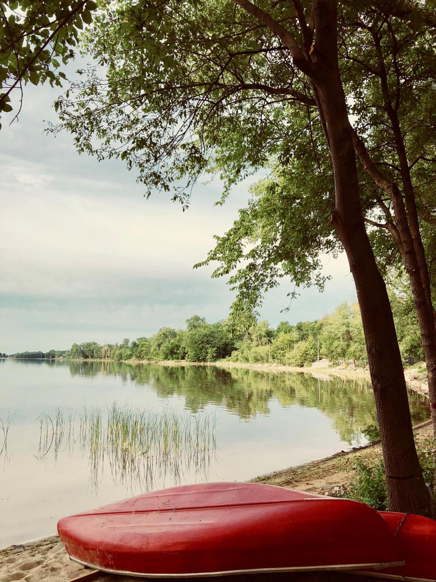 Chateau Vaudreuil Exterior foto View of the lake