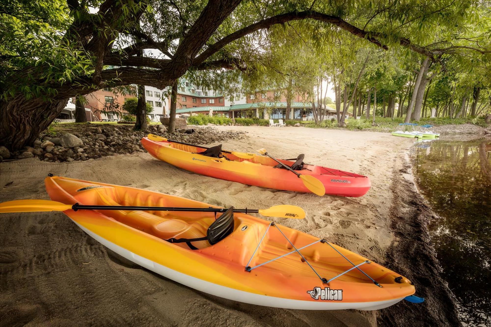 Chateau Vaudreuil Exterior foto Pelican Kayaks