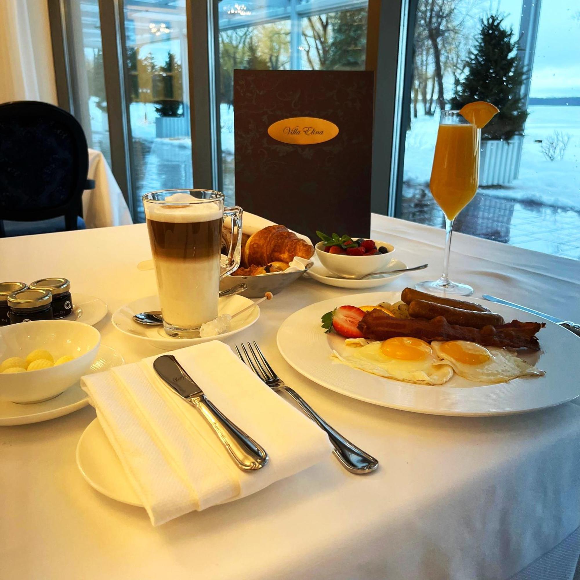 Chateau Vaudreuil Exterior foto A typical breakfast