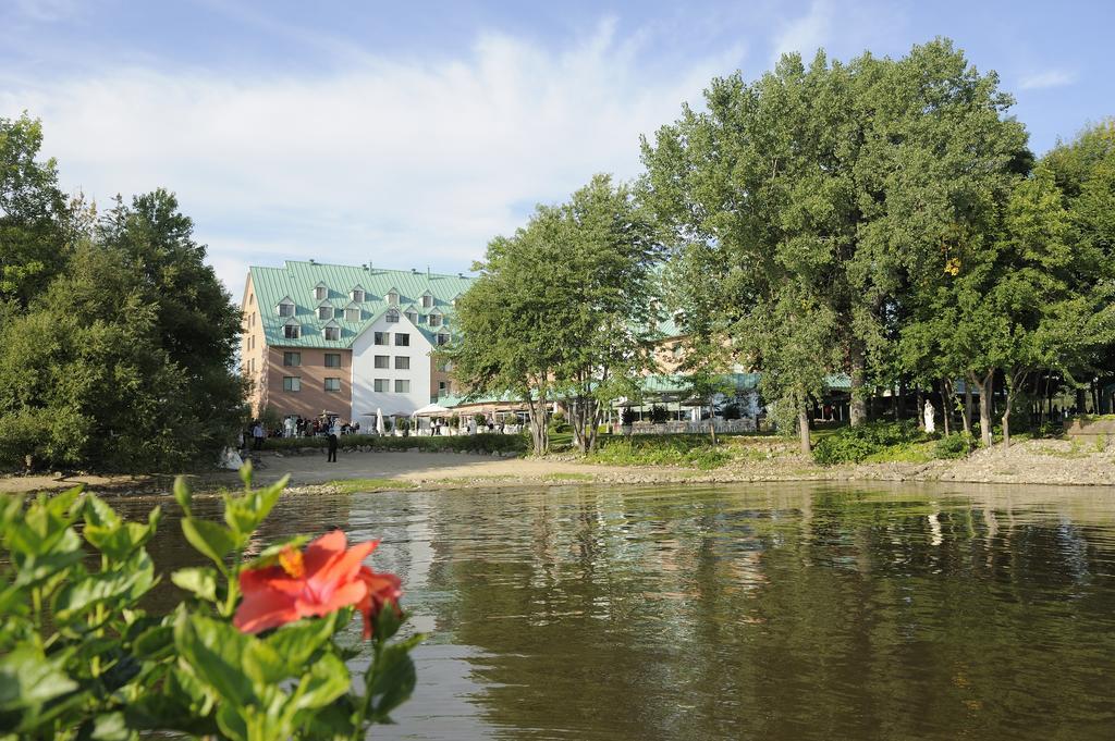 Chateau Vaudreuil Exterior foto The lake in the centre of the town