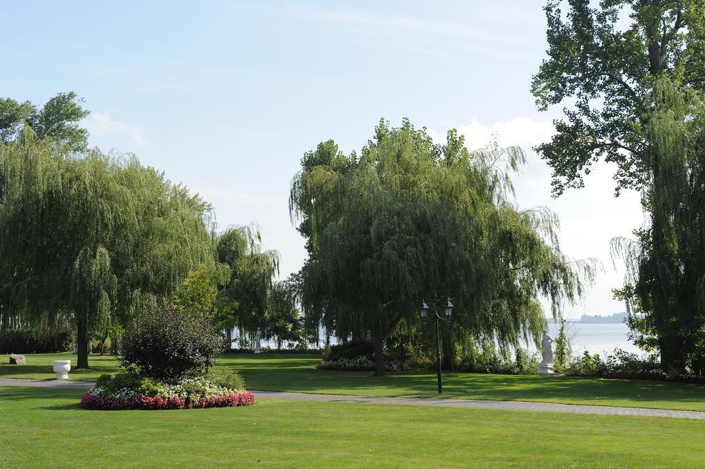 Chateau Vaudreuil Exterior foto View of the park
