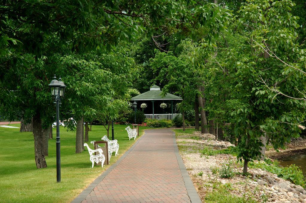 Chateau Vaudreuil Exterior foto The gazebo at the park