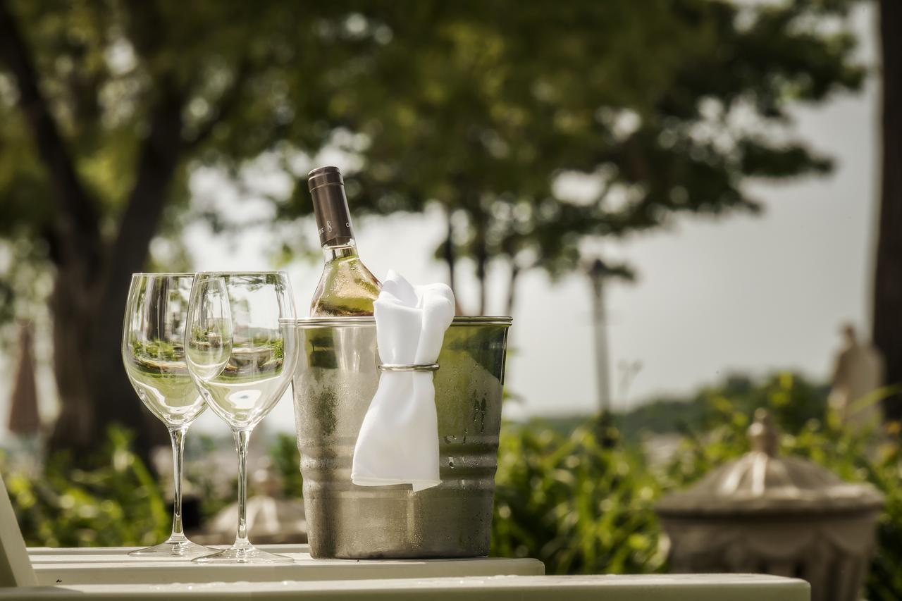 Chateau Vaudreuil Exterior foto A bottle of wine in a wine cooler